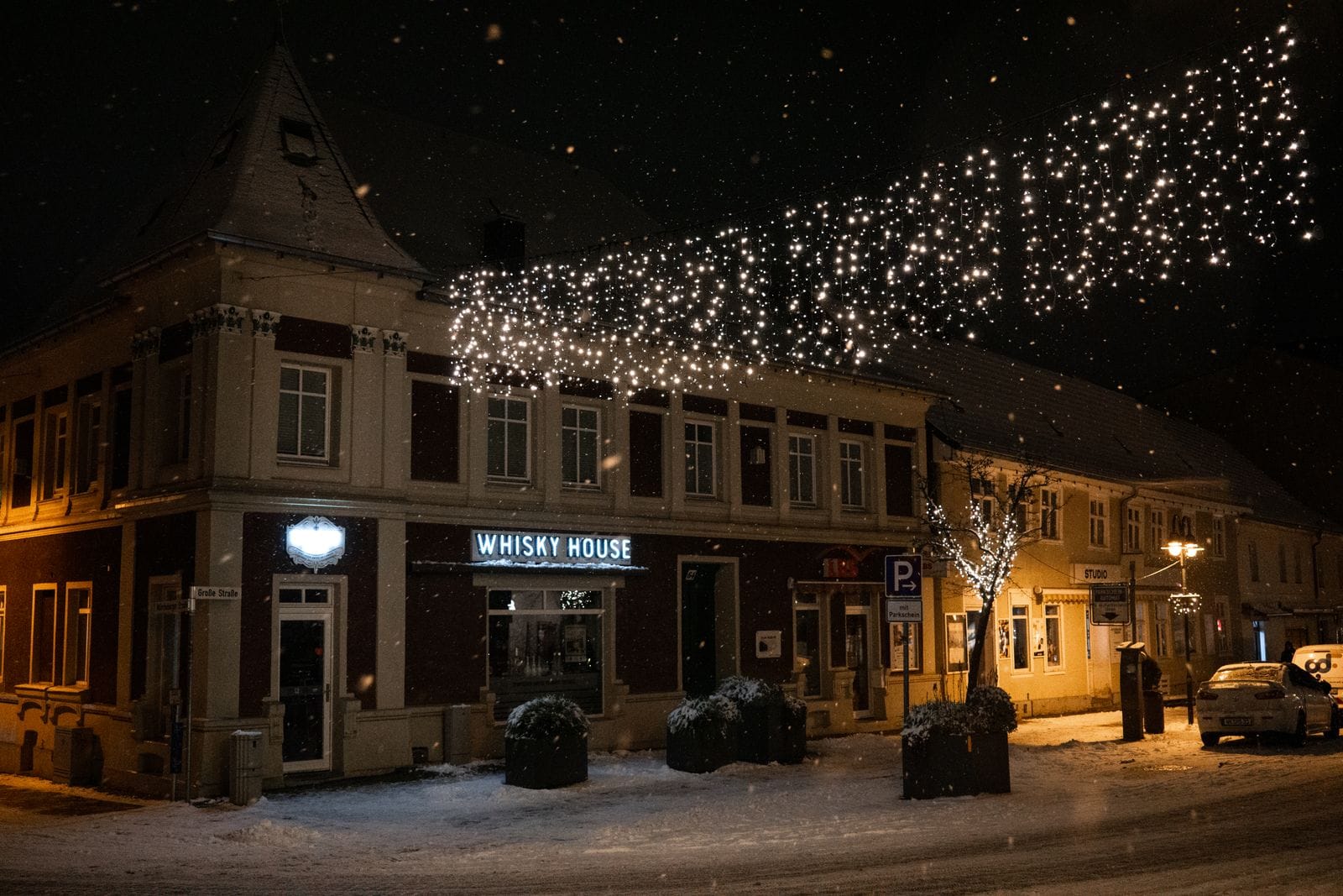 Commercial storefront holiday lighting